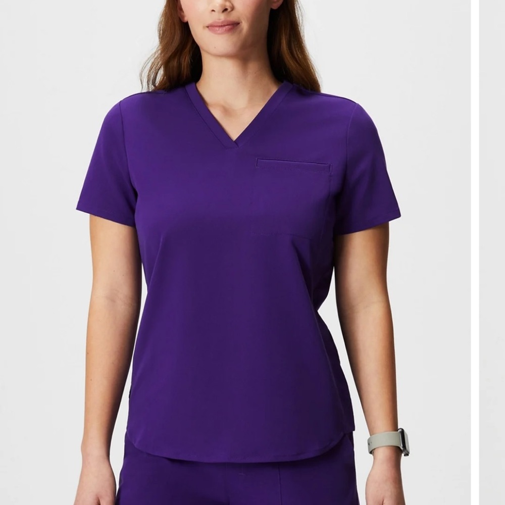 fabletics evolve scrub top!